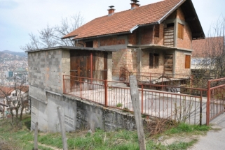 Prodajem kucu i zemlju u Sarajevu