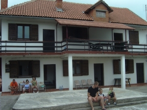 Prodajem kucu na poluostrvu Lustica, Crna Gora