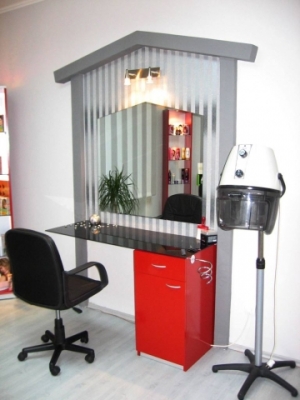 Kompletno opremljen frizerski salon