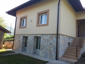 Prodajem kuću u Atenici kod Čačka sa pomoćnim objektima i zemljištem