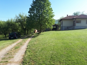 Prodajem kuću u Atenici kod Čačka sa pomoćnim objektima i zemljištem