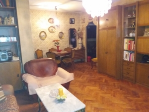 VLASNIK 1/1 prodaje  lep 2. 5 stan 71 m2 na 2. spratu u Bloku 37, Novi Beograd