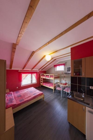 Green house - Red apartman