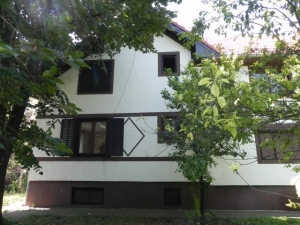 Funkcionalna kuća sa potkrovljem okružena zelenilom - Kovačica