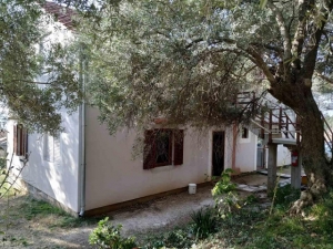 Kuća sa četiri zasebna stana izmedu Kotora i Tivta