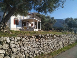Kuća sa četiri zasebna stana izmedu Kotora i Tivta