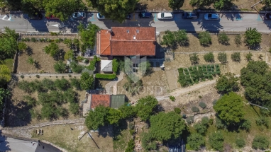Grožnjan, house in a great location with a large yard
