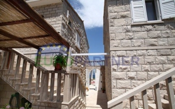 Tradicionalne dalmatinske kamene kuće prvi red do mora