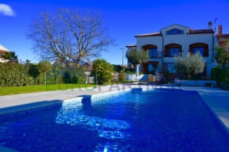 Prekrasna luksuzna vila s bazenom