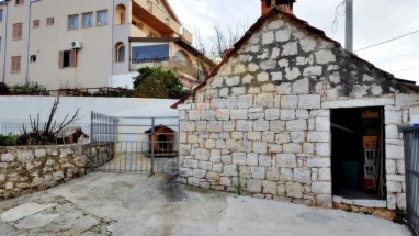 Okrug Gornji - INTERESANTNO!!!! kamena kuća sa raznim opcijama ulaganja