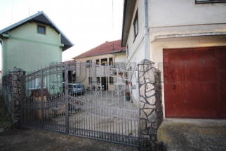 Kuća sa poslovnim objektima u selu Batušinac, preko 800 m2, ta