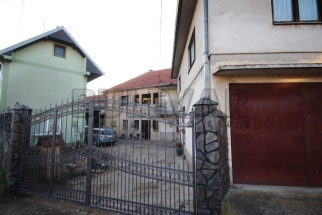 Kuća sa poslovnim objektima u selu Batušinac, preko 800 m2, ta