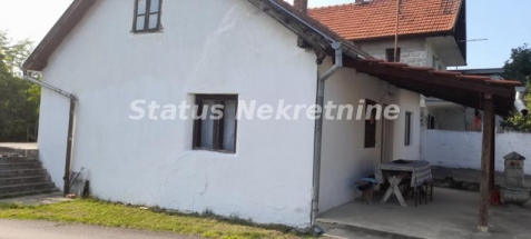 Sremska Kamenica- Starija kuća u blizini Rumskog puta 435 m2-065/385 8880