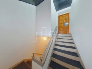 House on 3 floors with several business premises in Vraca