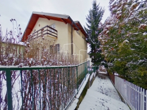 Kuća na tri sprata  sa lijepim dvorištem Koševsko brdo