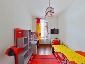Luxuriöse Wohnung mit vier Schlafzimmern mit Garage im Zentrum