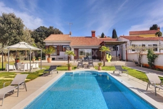 ISTRIA, SANDY BAY Beautiful villa with a spacious garden and pool - first row to the sea