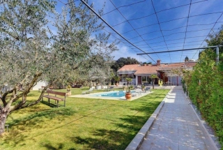 ISTRIA, SANDY BAY Beautiful villa with a spacious garden and pool - first row to the sea