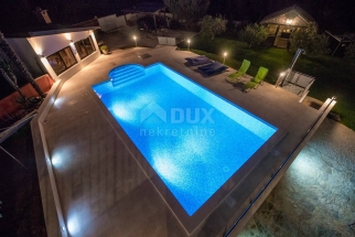 ISTRA, BANJOLE Očaravajuća kuća s bazenom s 3000 m2 okućnice - POGLED NA MORE!