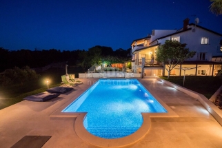 ISTRA, BANJOLE Očaravajuća kuća s bazenom s 3000 m2 okućnice - POGLED NA MORE!