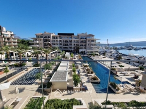 Stan individualnog rasporeda 187 m2 u Baia Residence, Regent Pool Club. Porto Montenegro