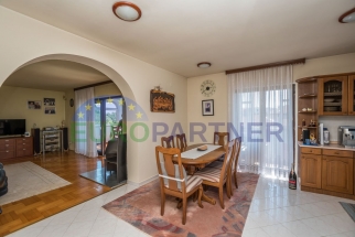 Porec, house with 4 apartments and a garden of 1198 m2