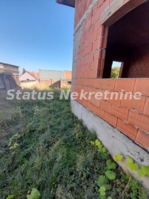 Sremski Karlovci-Nezavršena kuća 230 m2 iznad centra Varošice-065/385 8880