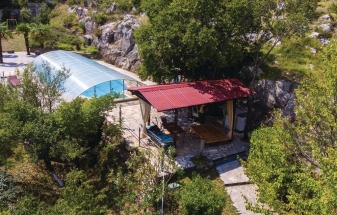 Drniš - INTERESANTNO!!!!dvije kuće sa bazenom i teniskim terenom na 10250m2