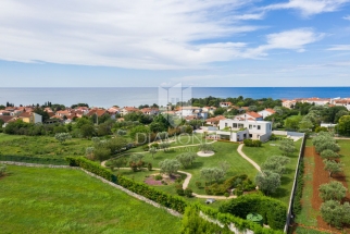Moderno dizajnirana villa sa velikom okućnicom i predivnim pogledom na more