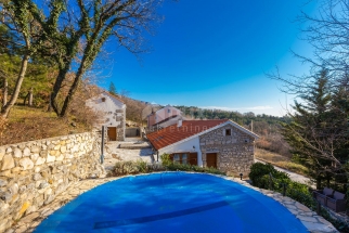 TRIBALJ, in der Nähe von Crikvenica - Zwei Steinhäuser mit Pool in ruhiger Lage, umgeben von viel Gr