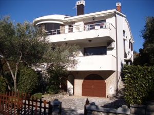 ISLAND OF KRK, TOWN OF KRK - Detached house with three apartments in an attractive location