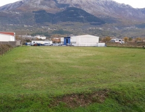 Urbanizirano zemljište pored magistralnog puta Kotor – Radanovici. 