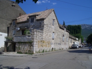 Kaštel Sućurac, dvojna kamena kuća u blizini centra