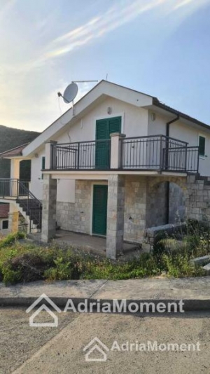 Dvoetažna vila u klupskom naselju na poluotoku Luštica, Zanjice