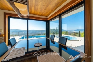 Moderna vila sa panoramskim pogledom na Tivatski zaljev