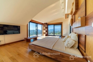 Moderna vila sa panoramskim pogledom na Tivatski zaljev