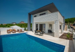 Villa with pool in Krimovica
