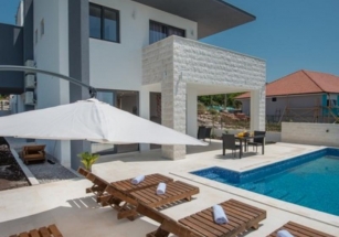 Villa with pool in Krimovica