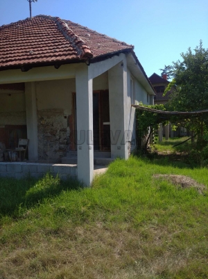 Na prodaju seosko domaćinstvo, selo Jovanovac, dve kuće 360m2, na placu od 50ari