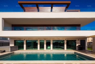 Kuća Moderna vila s bazenom u Premanturi!