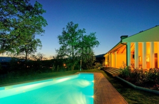ISTRA, BUZET - Moderno dizajnirana vila s bazenom na prostranoj okućnici