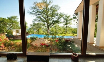ISTRA, BUZET - Moderno dizajnirana vila s bazenom na prostranoj okućnici