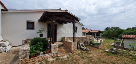 ISTRIA, RAKALJ - Two houses in a spacious garden with great potential
