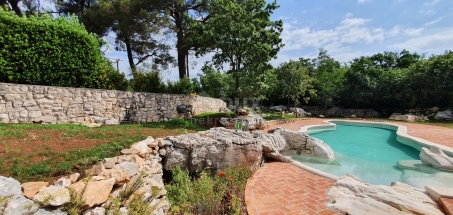 ISTRA, KRŠAN - Kamena ljepotica s bazenom i dodatnim zemljištem