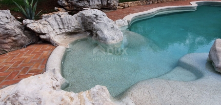 ISTRA, KRŠAN - Kamena ljepotica s bazenom i dodatnim zemljištem