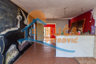 Na prodaju kuća u Malči 180m2, na placu od 13 ari