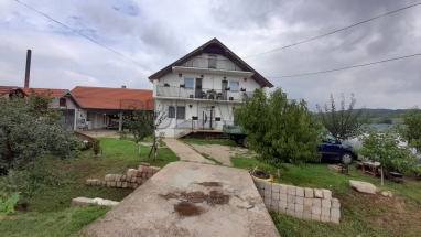 Lepa, kvalitetna  spratna  kuća  u  Belotincu, 230 m2, plac  7800 m2