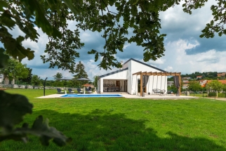 ISTRA, PAZIN - Moderna vila s bazenom i prostranom okućnicom