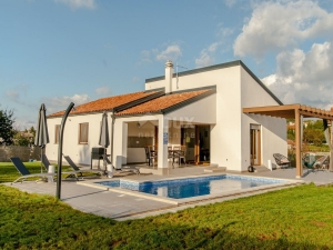 ISTRIA, PAZIN - Modern villa with a swimming pool and a spacious garden