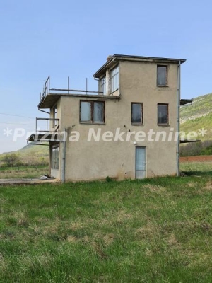 Kuća u podnožju planine Baba